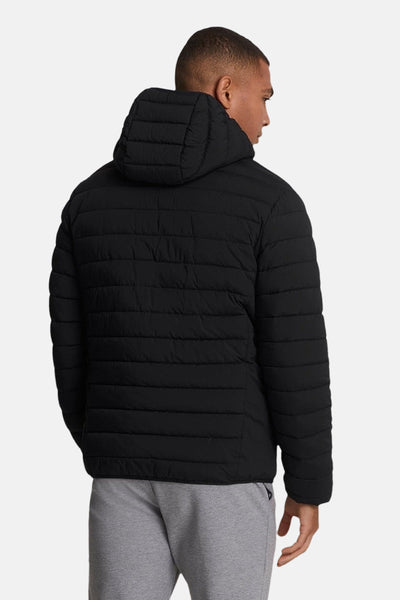 Zwarte regenjas van LYLE & SCOTT, van achteren gezien, met capuchon en op een grijze joggingbroek.