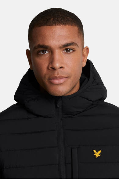 Veste de pluie noire de Lyle & Scott, avec capuche et fermeture éclair sur le devant.