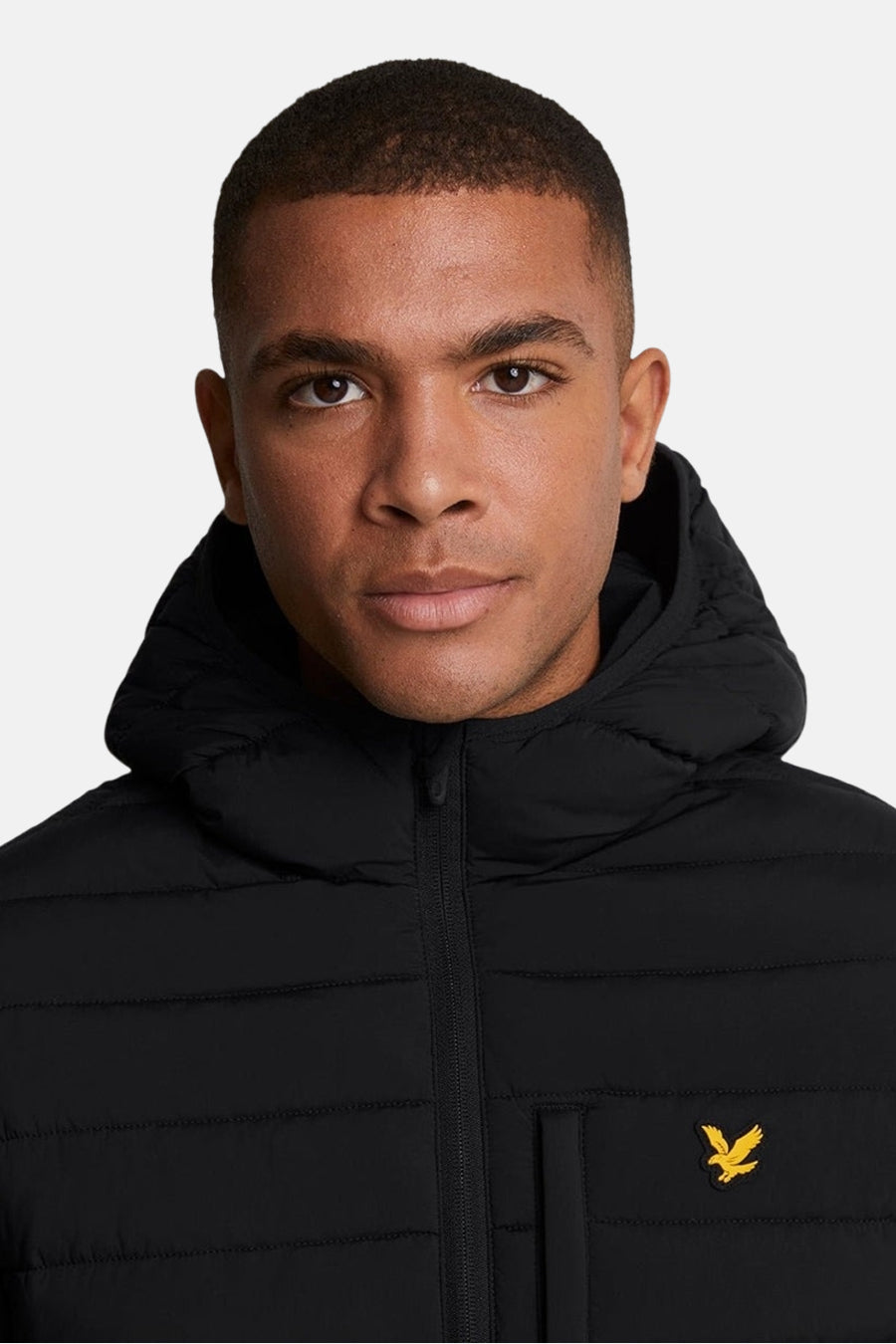 Veste de pluie noire de Lyle & Scott, avec capuche et fermeture éclair sur le devant.