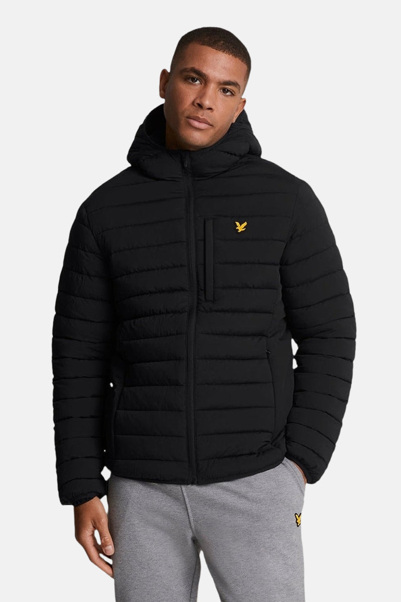 Zwarte regenjas van LYLE & SCOTT, met capuchon en gewatteerde vulling.