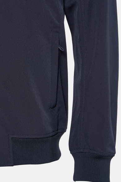 Blauwe regenjas van LYLE & SCOTT met ritssluiting en zijzak op lichte achtergrond.