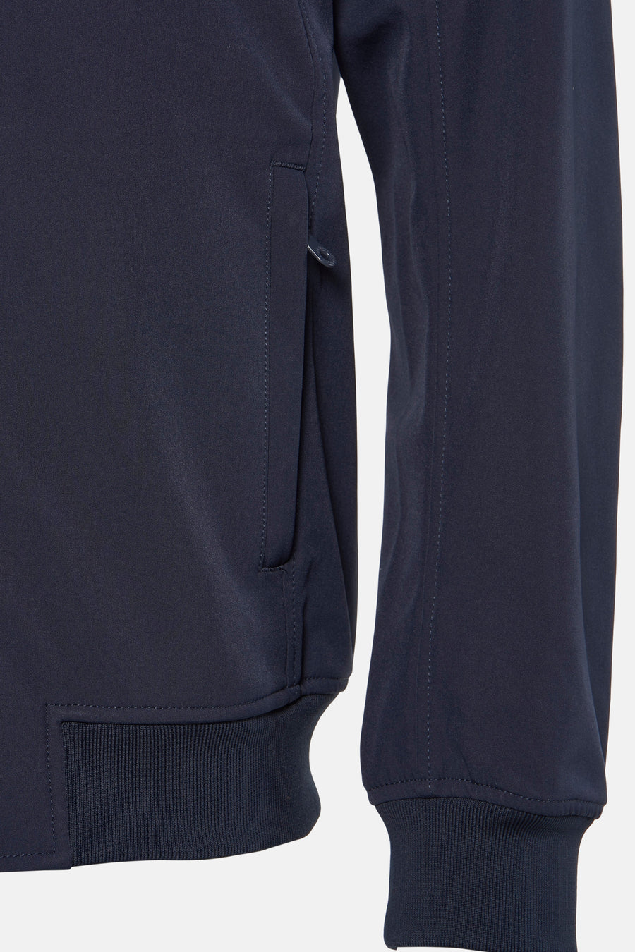 Blauwe regenjas van LYLE & SCOTT met ritssluiting en zijzak op lichte achtergrond.