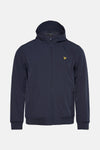 Blauwe regenjas van LYLE & SCOTT, met capuchon en ritssluiting op een neutrale achtergrond.