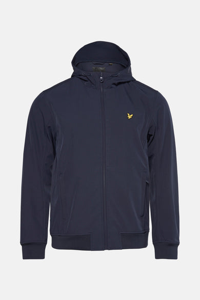 Veste de pluie bleue par LYLE & SCOTT, avec une capuche et fermeture éclair sur un fond neutre.
