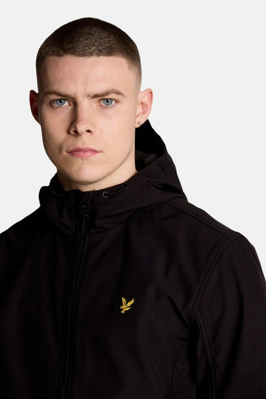 Veste de pluie noire de LYLE & SCOTT avec capuche, fermeture éclair frontale et logo brodé.