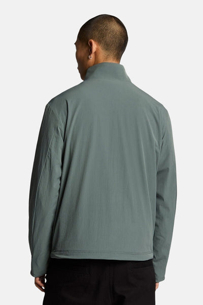 Kaki regenjas van LYLE & SCOTT, achterzijde, met opstaande kraag en rechte zoom.