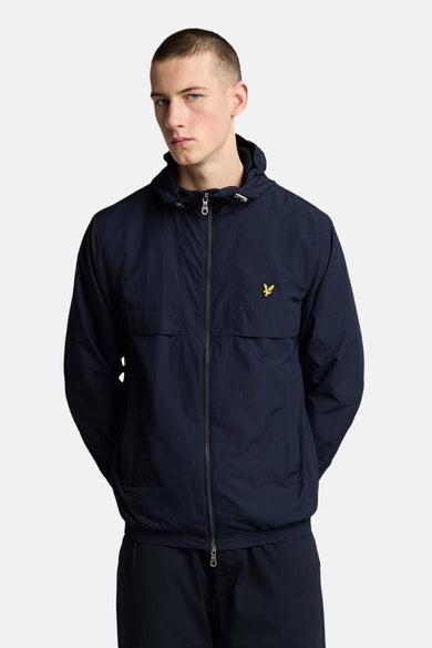 Blauwe regenjas van LYLE & SCOTT, met capuchon, achterzicht.