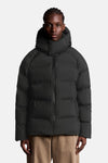 Zwarte regenjas van LYLE & SCOTT, met capuchon en volledige ritssluiting.