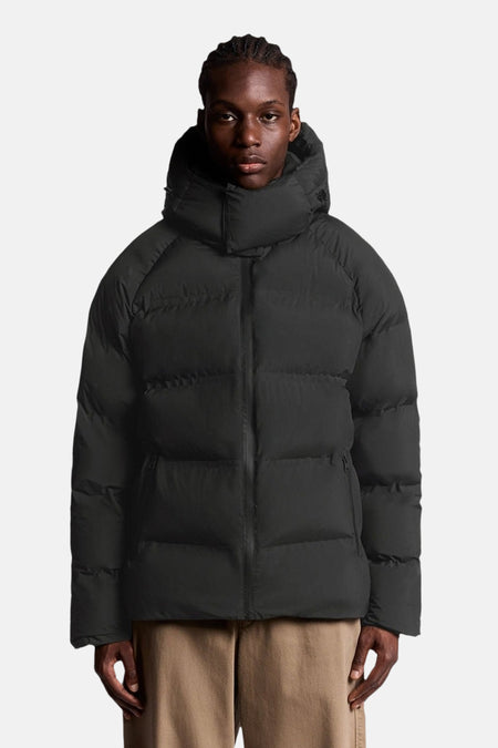 Zwarte regenjas van LYLE & SCOTT, met capuchon en volledige ritssluiting.