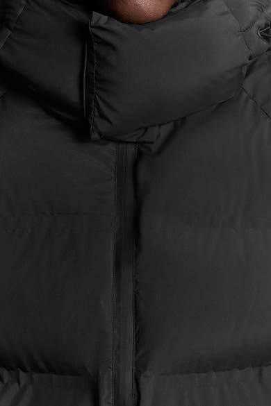 Zwarte regenjas van LYLE & SCOTT met capuchon en verticale ritssluiting.