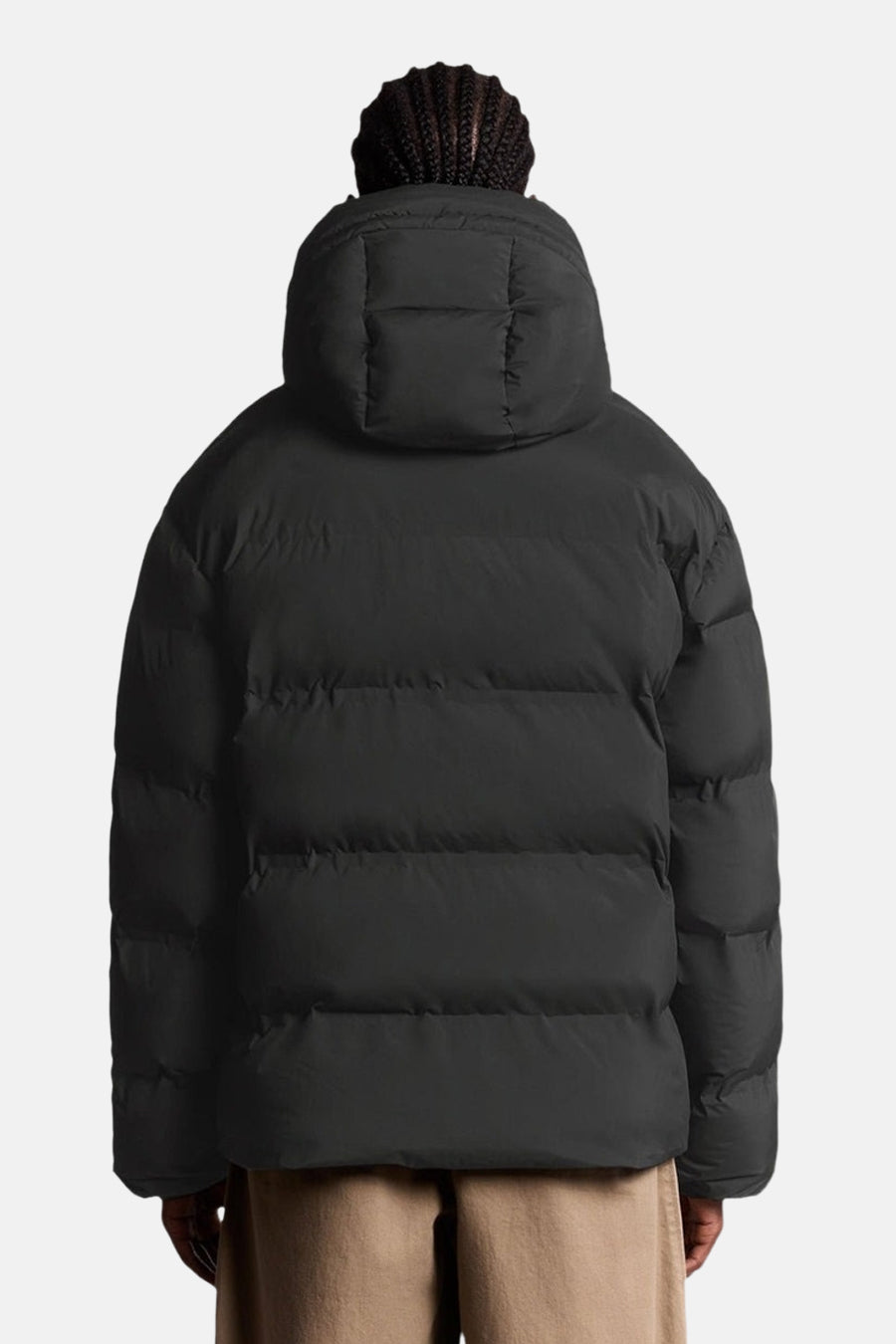 Zwarte regenjas van LYLE & SCOTT, achterzijde met capuchon.