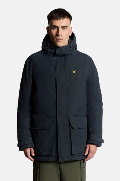 Blauwe regenjas van LYLE & SCOTT met capuchon en voorzakken.