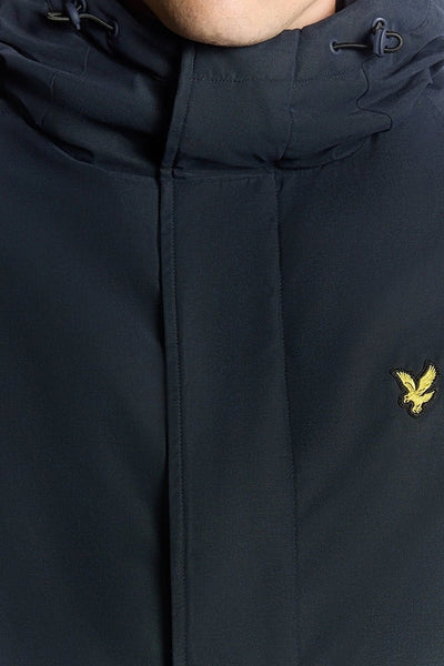 Blauwe regenjas van LYLE & SCOTT, met verstelbare capuchon en geborduurd logo op de voorkant.
