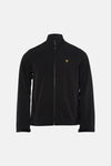Zwarte regenjas van LYLE & SCOTT gedragen met een gescheurde spijkerbroek en sneakers.