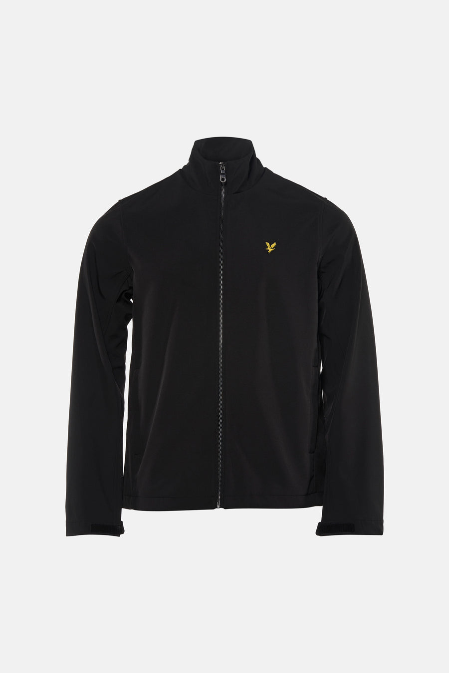 Zwarte regenjas van LYLE & SCOTT gedragen met een gescheurde spijkerbroek en sneakers.