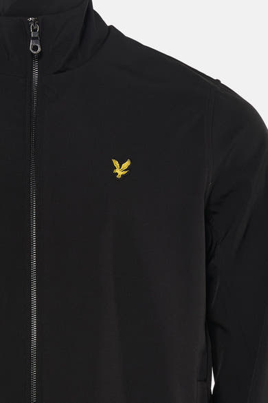 Zwarte regenjas van LYLE & SCOTT met ritssluiting aan de voorkant.