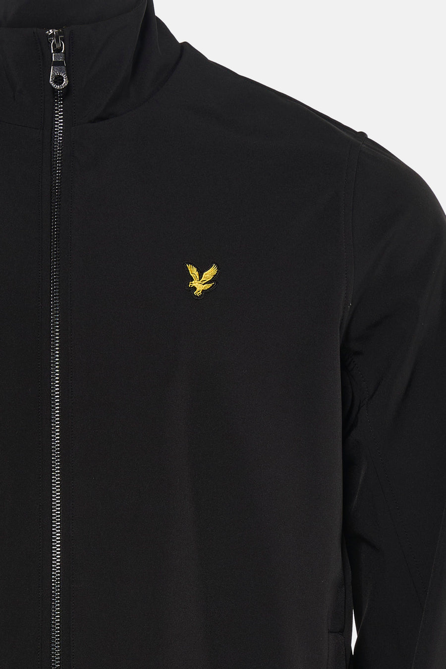Zwarte regenjas van LYLE & SCOTT met ritssluiting aan de voorkant.
