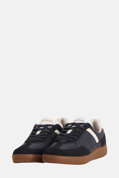 Baskets bleues de Lyle & Scott avec semelle marron texturée et lacets bleu marine.