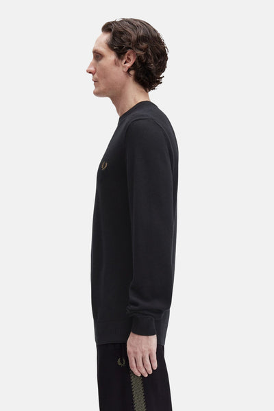 Zwarte trui met ronde hals van FRED PERRY, met geborduurd logo op de borst.