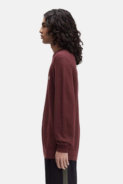 Bordeaux ronde hals trui van FRED PERRY, met geborduurd logo op de voorkant en lange mouwen.