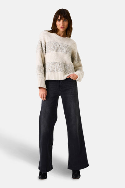 Beige ronde hals trui van GARCIA, met horizontale strepen met zilveren accenten, gedragen met een wijde zwarte jeans.