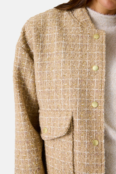 Veste courte beige en tweed de GARCIA, avec boutons dorés et poche plaquée.