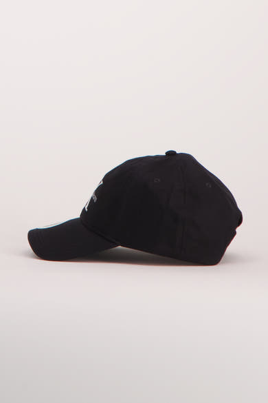 Casquette noire de Calvin Klein, vue de profil, avec logo brodé blanc sur le devant.