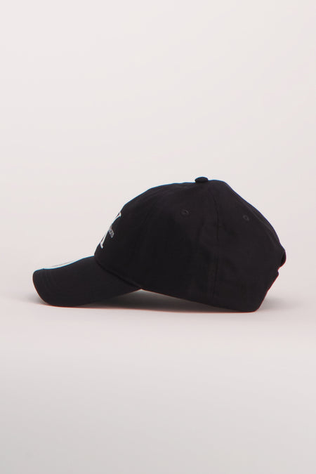 Zwarte Calvin Klein Jeans pet, met het geborduurde logo in het wit, van opzij gezien.