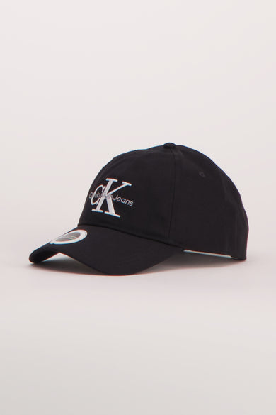 Casquette noire de Calvin Klein Jeans, avec le logo brodé en blanc, vue de côté.