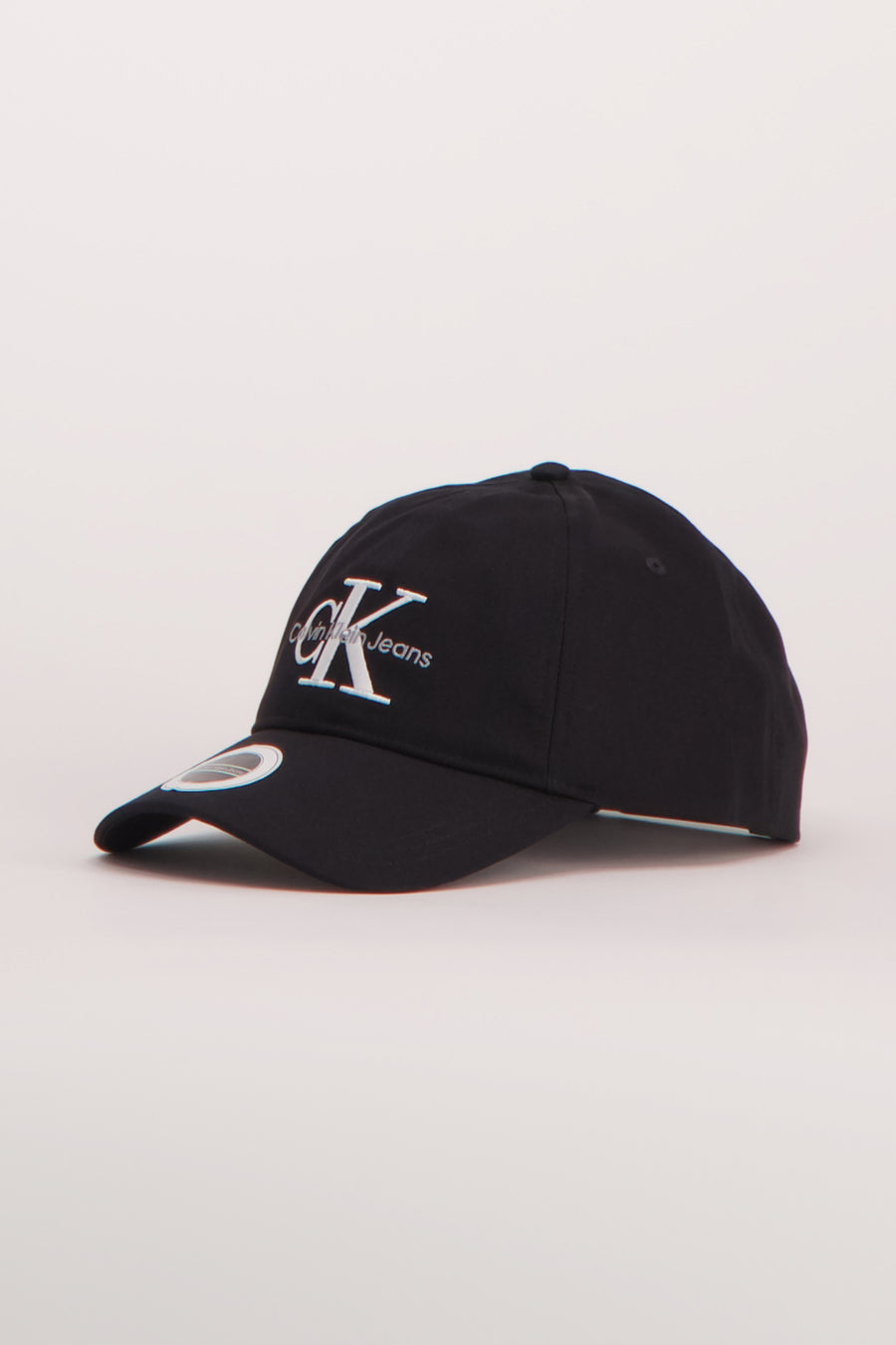 Casquette noire de Calvin Klein Jeans, avec le logo brodé en blanc, vue de côté.