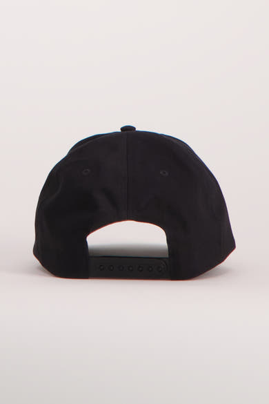 Casquette noire de Calvin Klein, avec un système de réglage à l'arrière, vue arrière.
