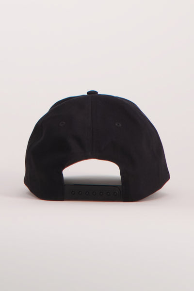 Casquette noire de Calvin Klein, avec un système de réglage à l'arrière, vue arrière.
