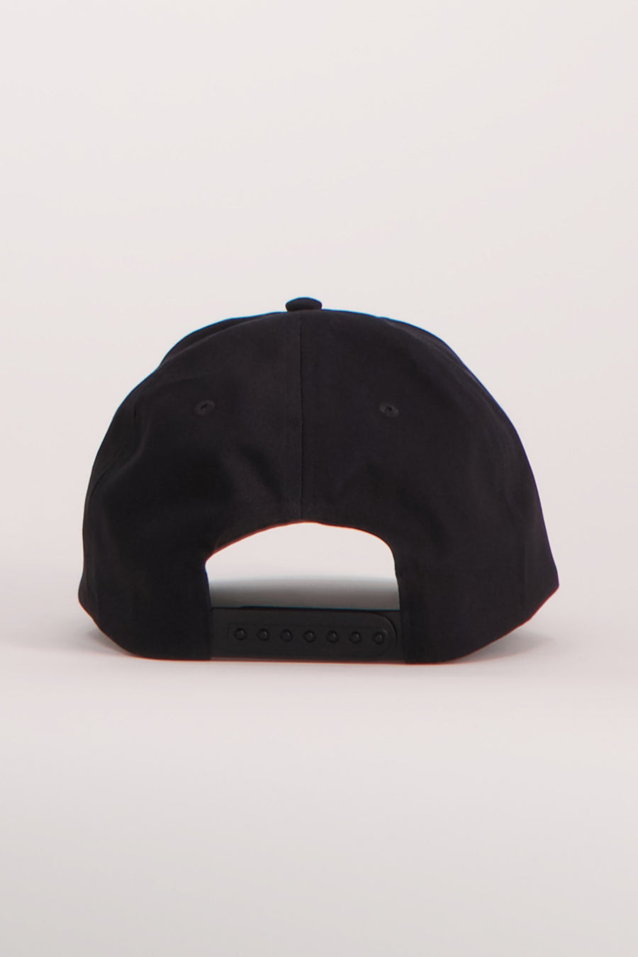 Casquette noire de Calvin Klein, avec un système de réglage à l'arrière, vue arrière.
