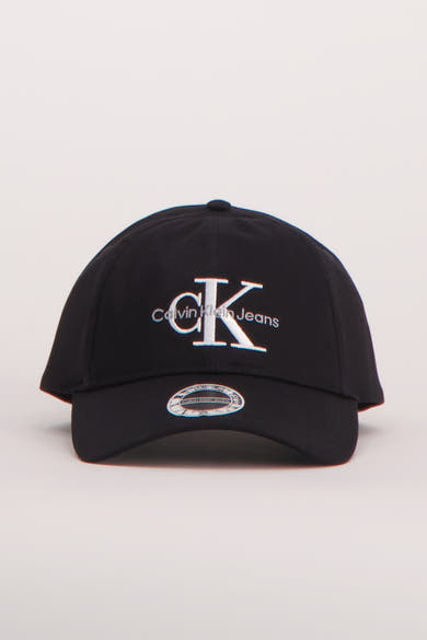 Casquette noire de Calvin Klein Jeans, avec le logo CK brodé en blanc sur le devant.