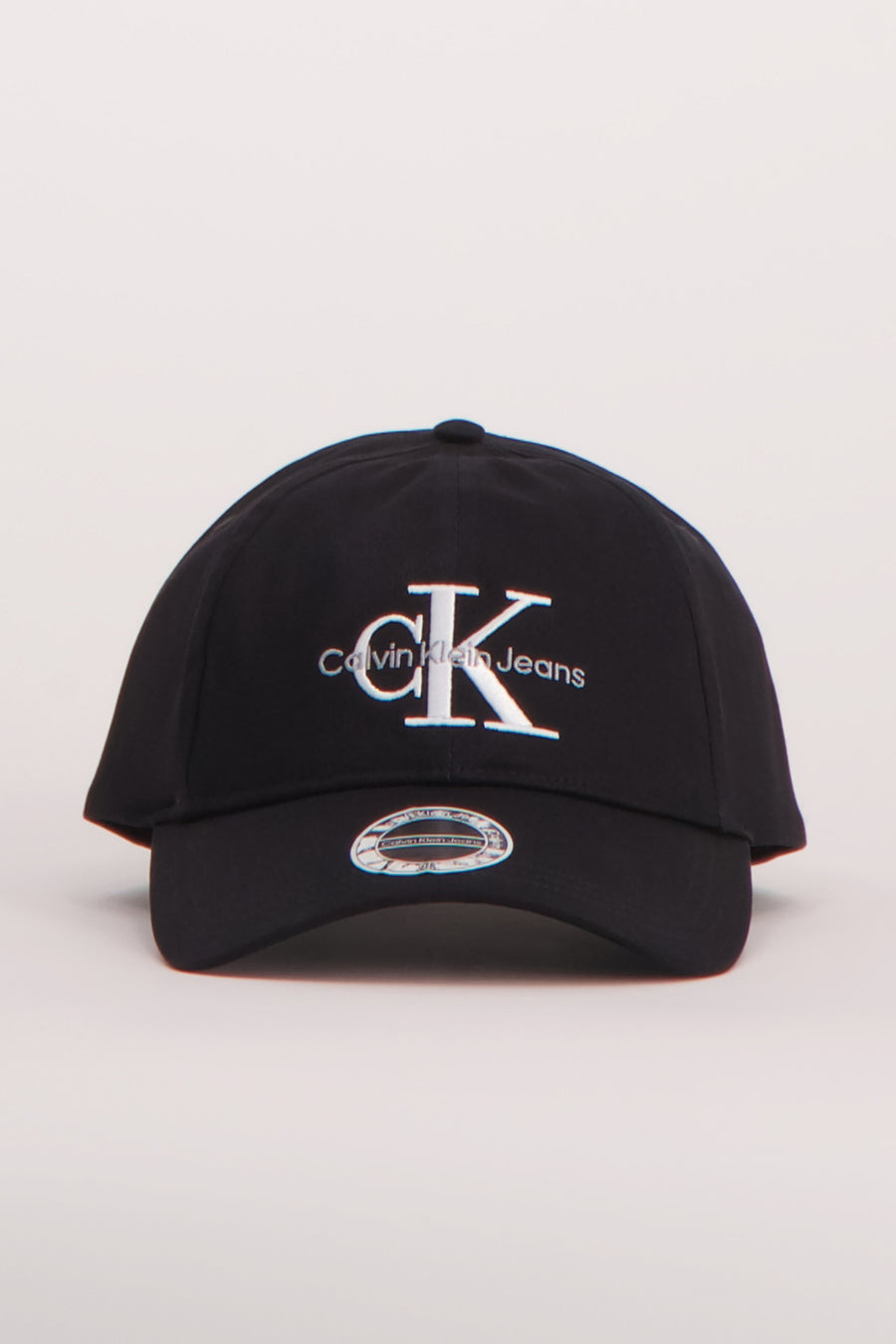 Casquette noire de Calvin Klein Jeans, ornée du logo « CK » blanc brodé sur le devant.