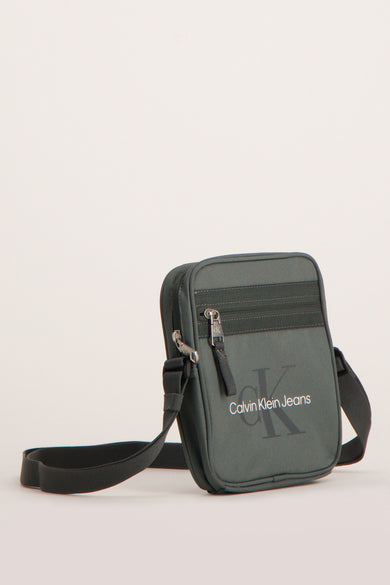 Sac à bandoulière gris de Calvin Klein Jeans, avec bandoulière noire.