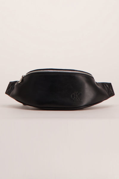 Zwarte heuptas van imitatieleer van Calvin Klein, met zilveren ritssluiting en discreet logo.