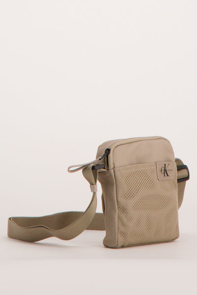 Sac à bandoulière brun de Calvin Klein, avec une texture en maille sur le devant.