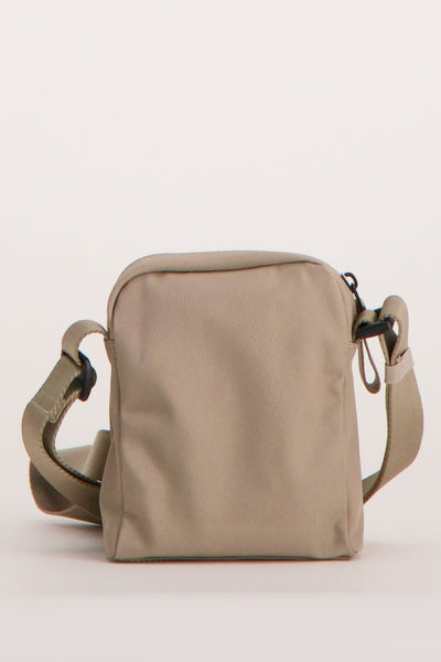 Sac à bandoulière brun de Calvin Klein, avec une bandoulière réglable et une fermeture zippée.