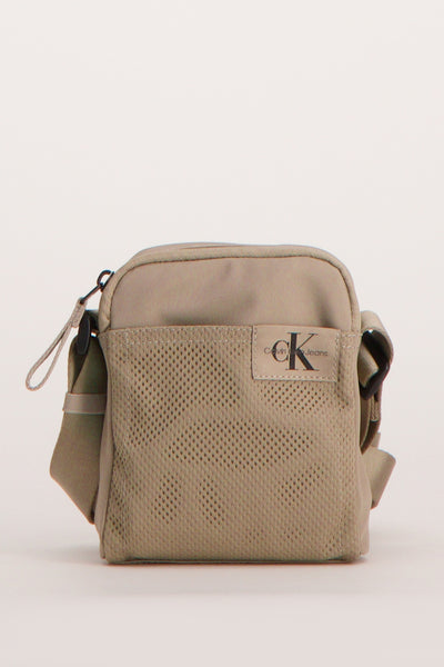 Sac à bandoulière brun de Calvin Klein Jeans avec une texture en maille sur le devant.
