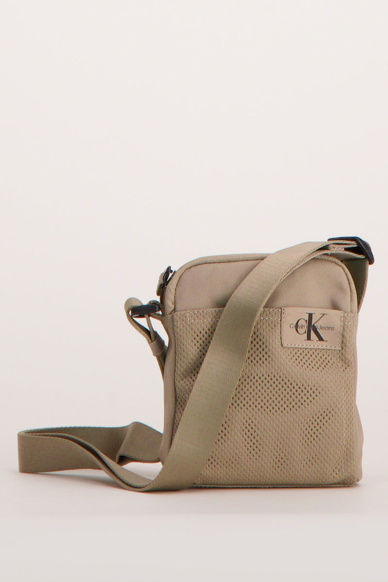 Sac à bandoulière brun de Calvin Klein, avec une texture en maille et une bandoulière ton sur ton.