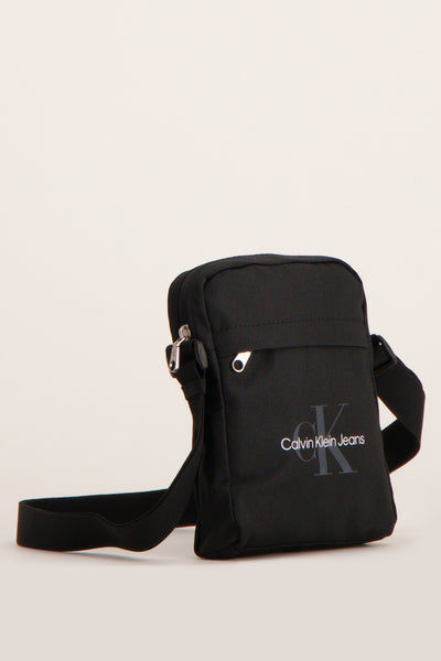 Sac à bandoulière noir de Calvin Klein Jeans avec bandoulière ajustable et logo sur le devant.
