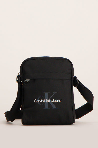 Sac à bandoulière noir de Calvin Klein Jeans avec une bandoulière réglable et logo imprimé.