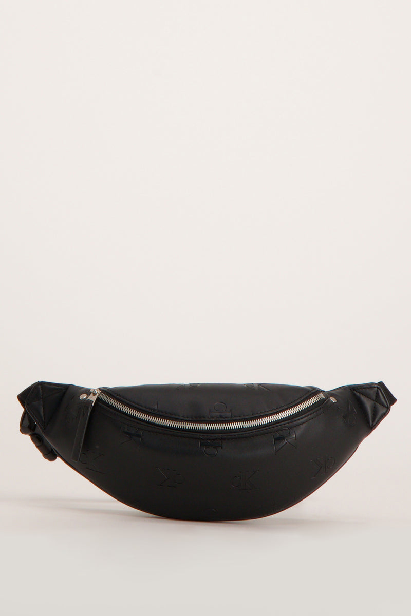 Sac à bandoulière noir de Calvin Klein, avec motif monogramme en relief et fermeture éclair argentée.
