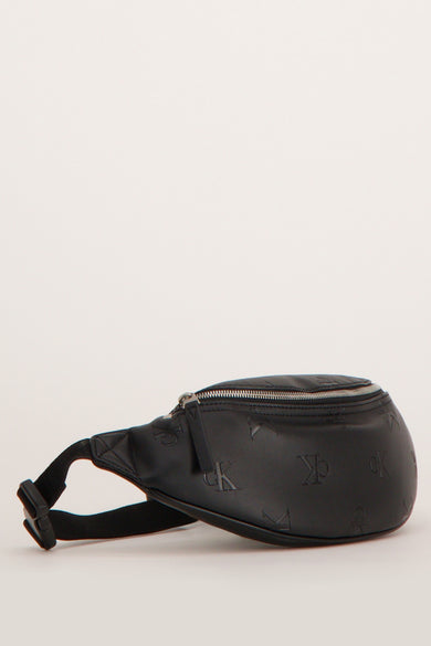 Sac banane noir en similicuir de Calvin Klein avec motif de monogramme en relief.
