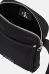 Zwarte schoudertas van Calvin Klein Jeans met zilverkleurige ritssluiting en stikseldetails.