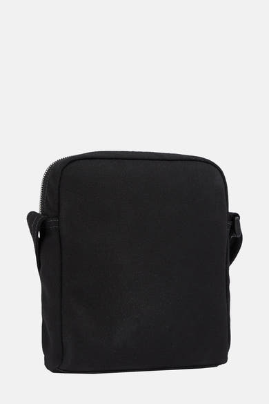 Zwarte Calvin Klein schoudertas met zilveren ritssluiting en verstelbare schouderriem.