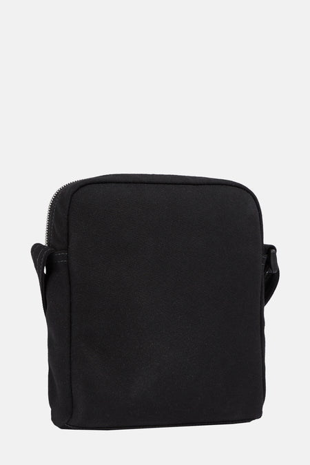 Zwarte Calvin Klein schoudertas met zilveren ritssluiting en verstelbare schouderriem.