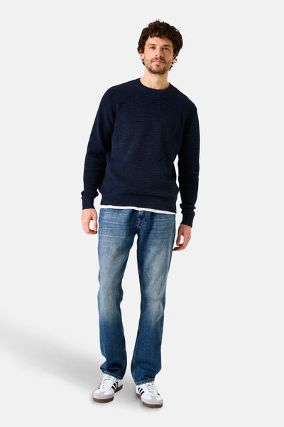 Blauwe rondehals trui van GARCIA, gedragen met een casual spijkerbroek en lage sneakers.