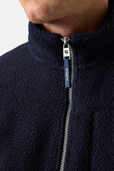 Marineblauwe fleece van GARCIA, met zichtbare metalen ritssluiting en pluizige textuur.